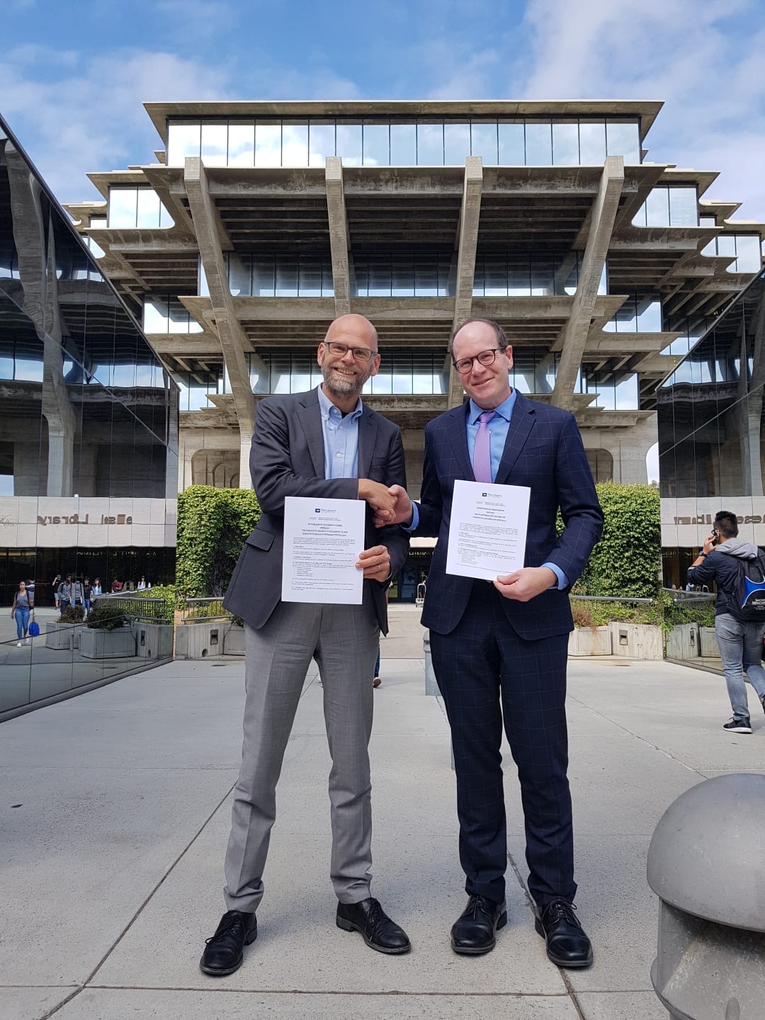 Erik Mitchell (UCSD Library) und Wolfram Horstmann (SUB Göttingen)  vor der „Geisel-Library“ der University of California San Diego